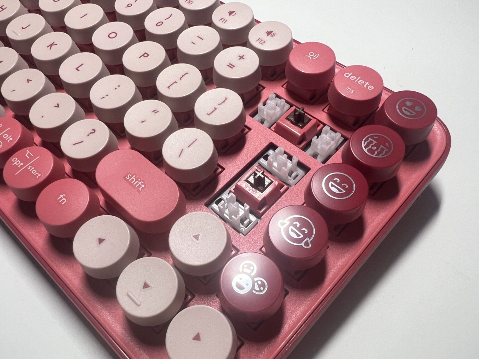 Klawiatura idealna dla drugiej połówki! Recenzja Logitech POP KEYS 8 Logitech POP Keys