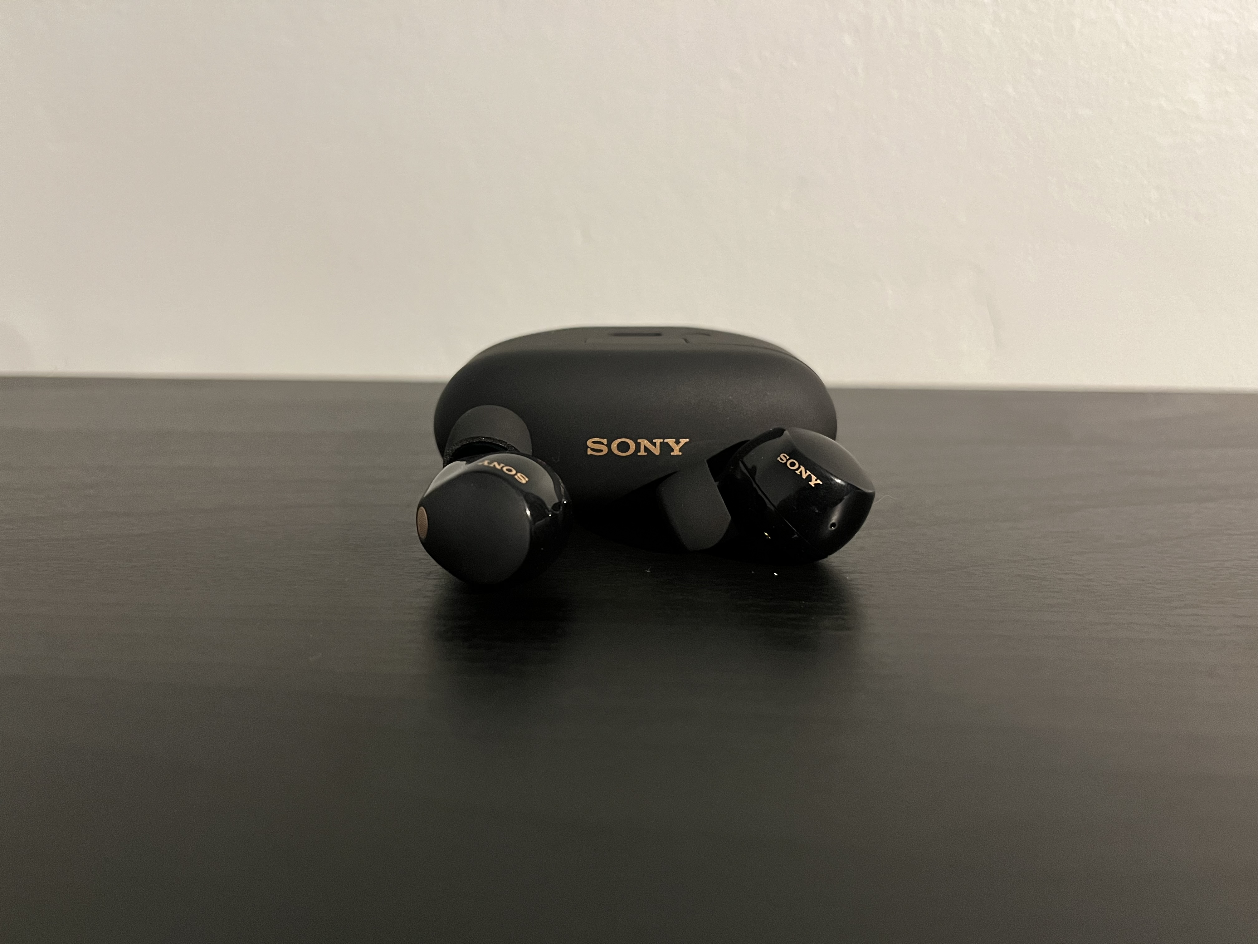 Recenzja Sony WF-1000XM5 — czy Apple może czuć się zagrożone? 9 Sony WF-1000XM5, Słuchawki wyciągnięte z pudełka