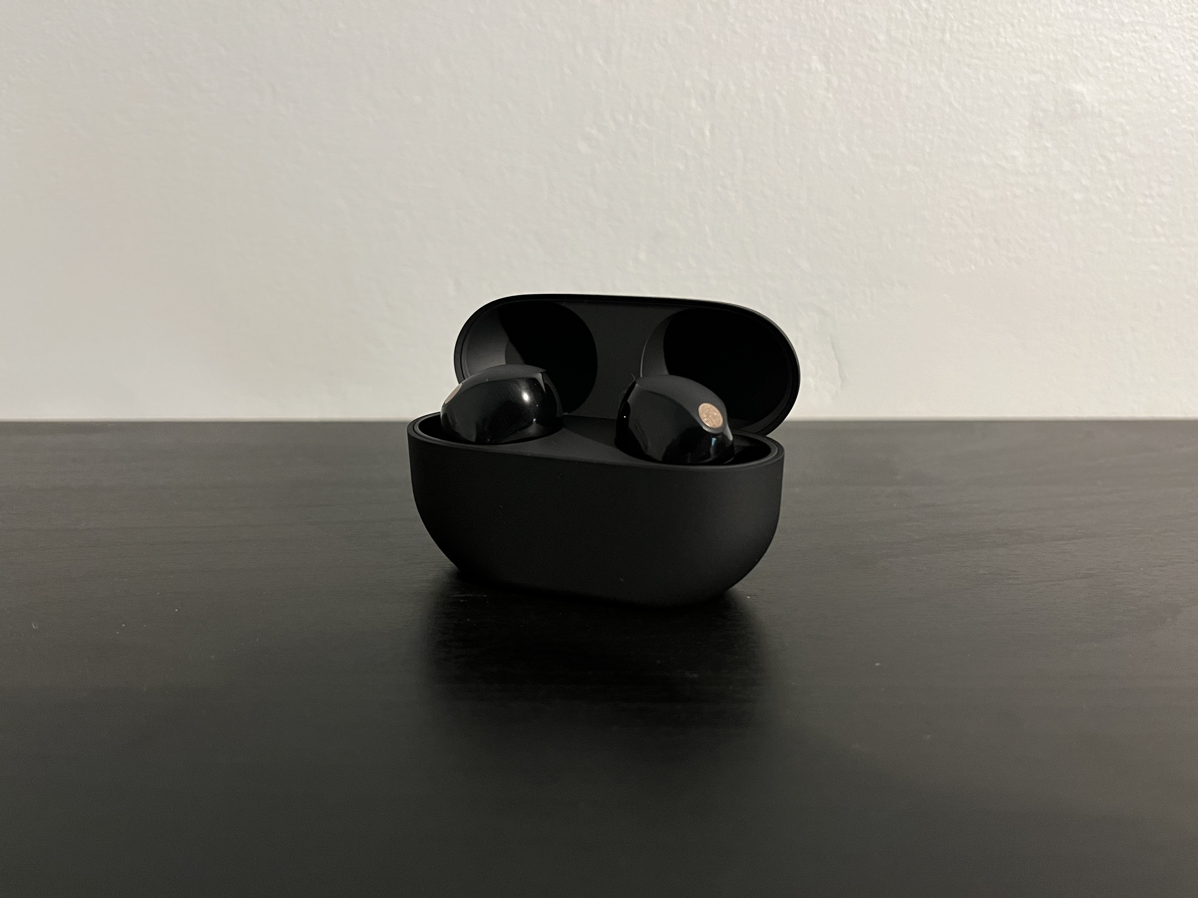 Recenzja Sony WF-1000XM5 — czy Apple może czuć się zagrożone? 8 Sony WF-1000XM5, Otwarte etui
