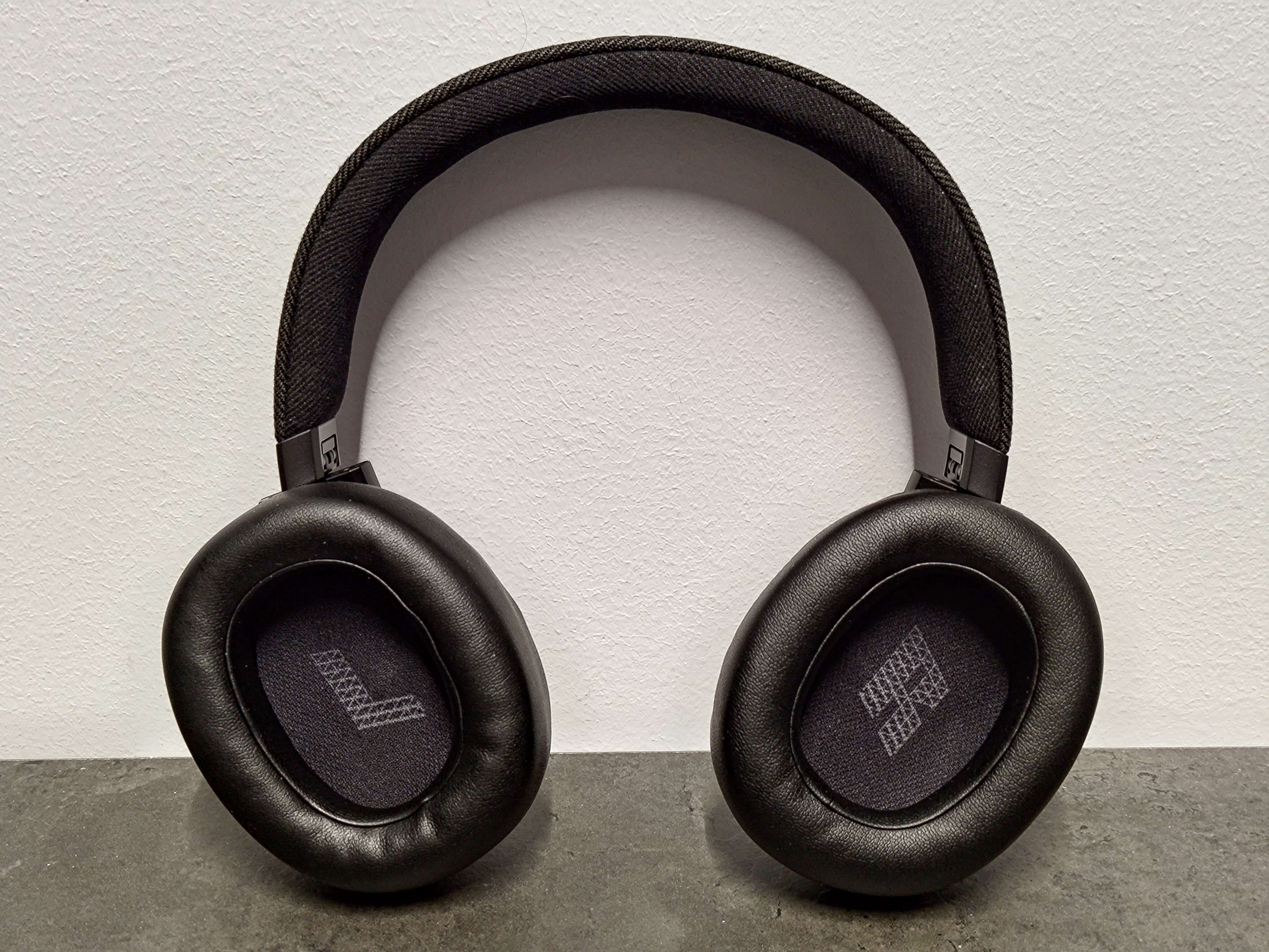 Test i recenzja JBL Live 770NC - ulepszenia, paradoksy i wybór na lata 5 JBL Live 770NC earcups