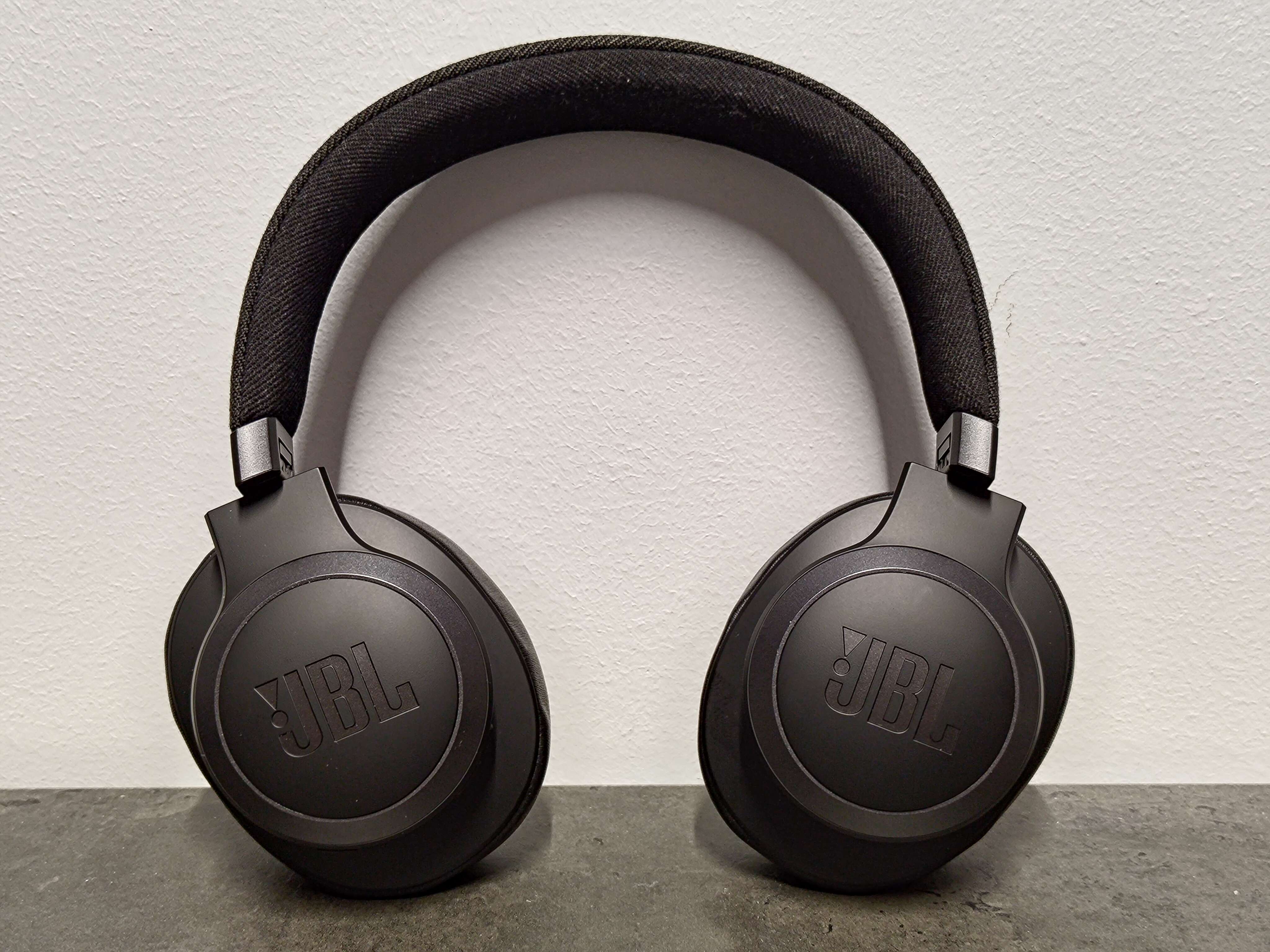 Test i recenzja JBL Live 770NC - ulepszenia, paradoksy i wybór na lata 3 JBL Live 770NC logo