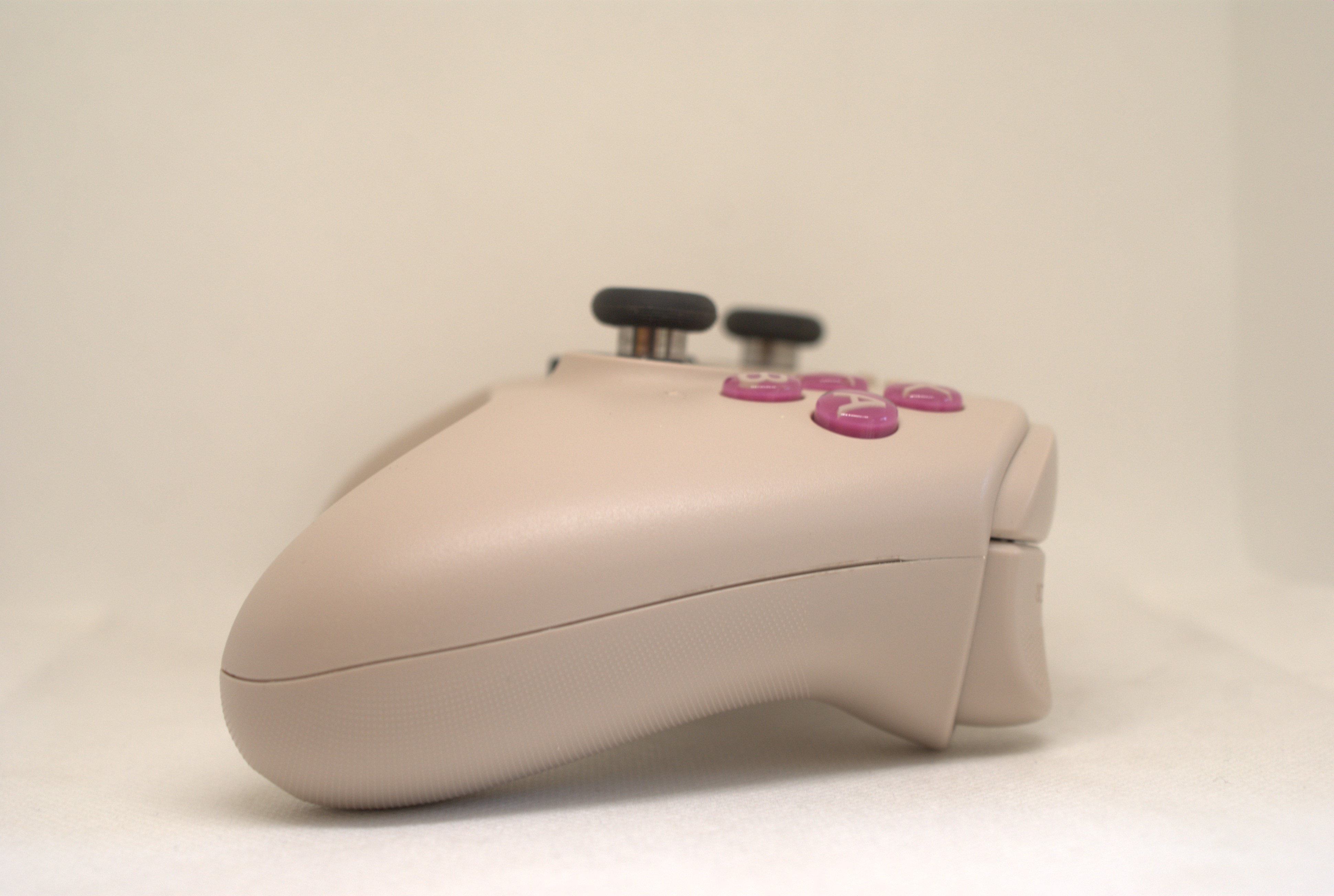 Test i recenzja GuliKit KK3 Pro - Pad dla profesjonalnego gracza? 9 GuliKit KK3 Pro - bok