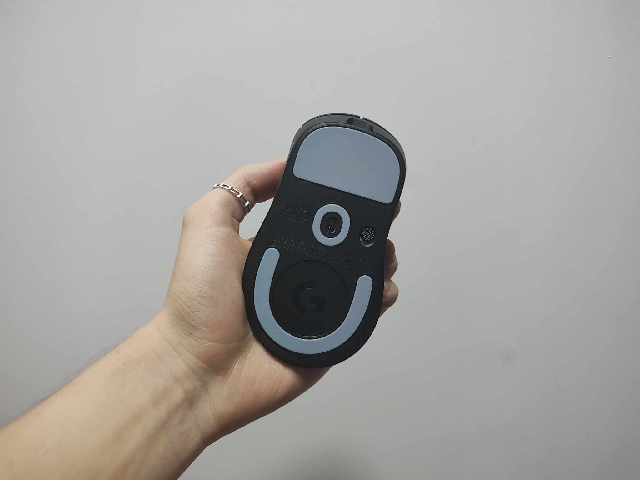 Logitech G Pro X Superlight 2 DEX od spodu