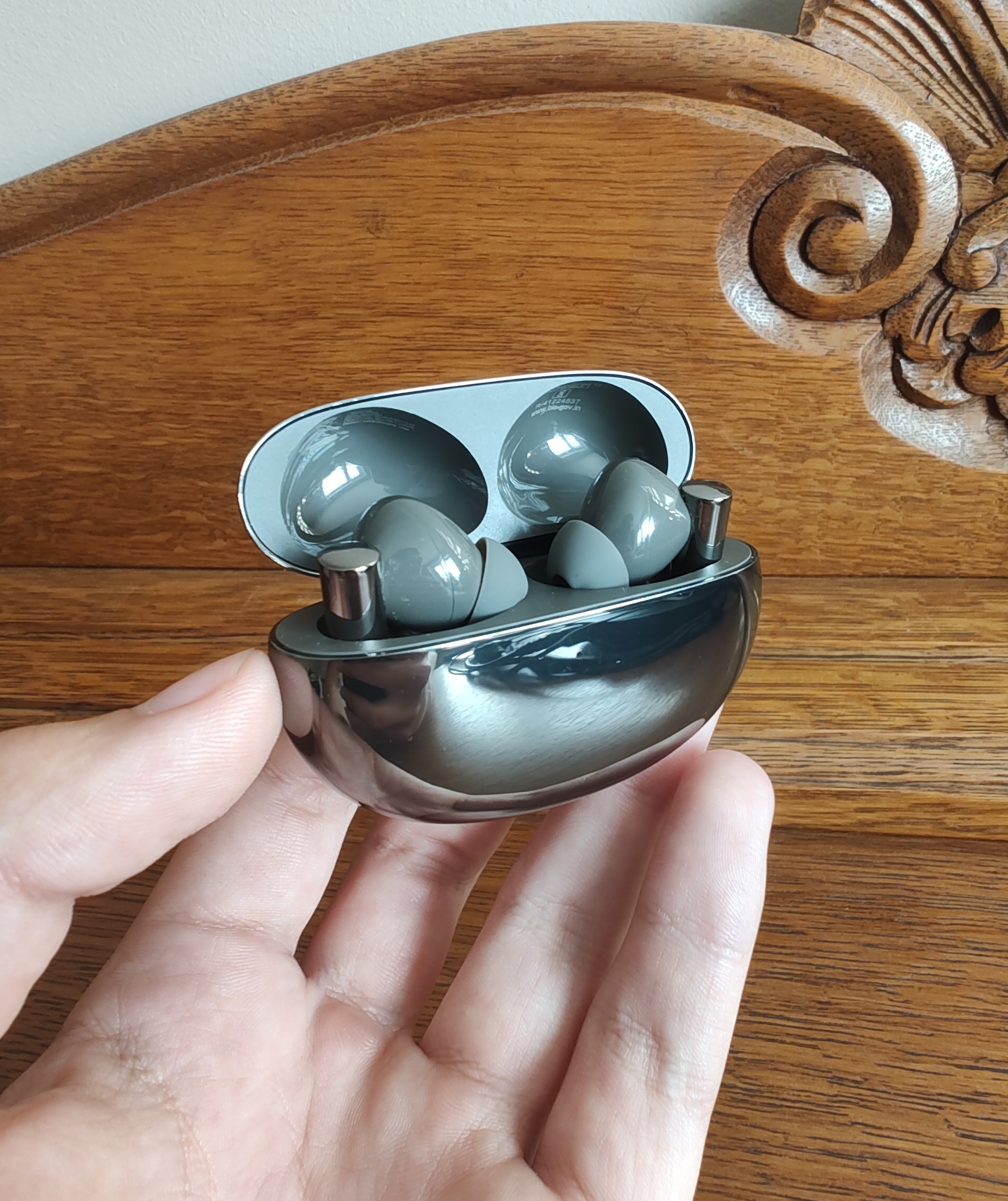 Test i recenzja realme Buds Air 6 Pro – a tak mało zabrakło! 7 Realme Buds Air 6 Pro - Słuchawki włożone na odwrót w etui