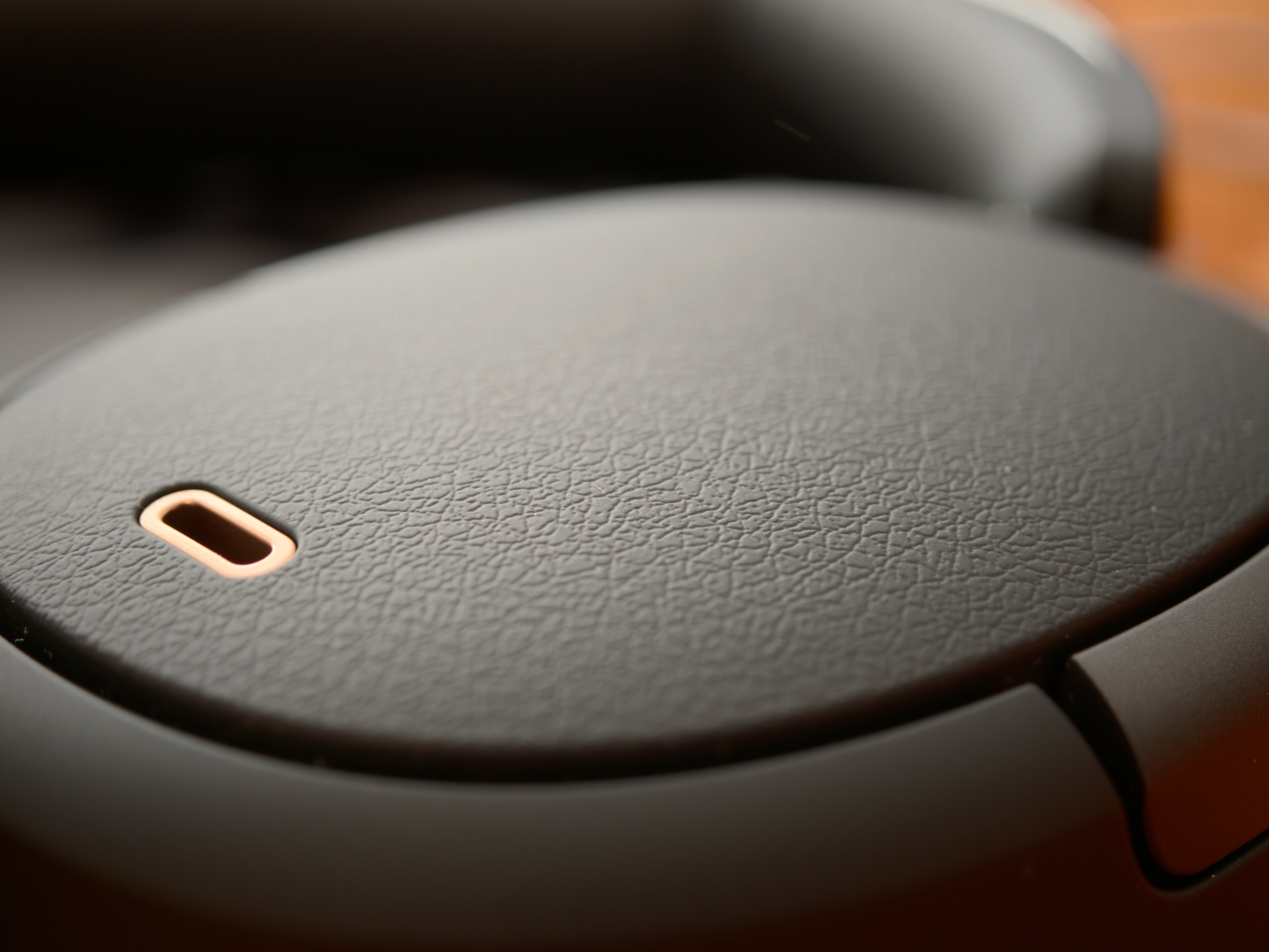 Edifier W80 earcup